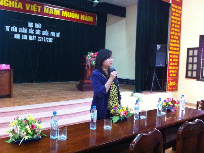 Bác sĩ Hoàng Thị Diệu Hiền đang tư vấn tại hội thảo